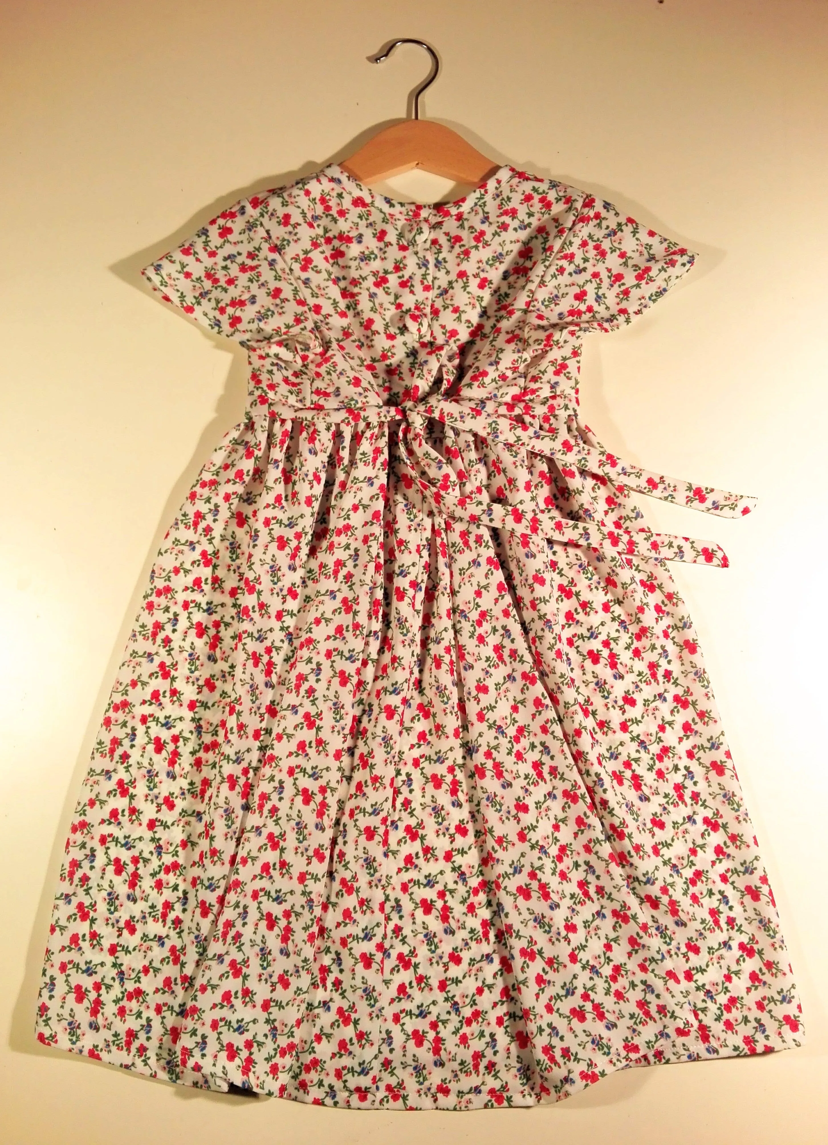 Dress with wavy sleeve, small Flowers